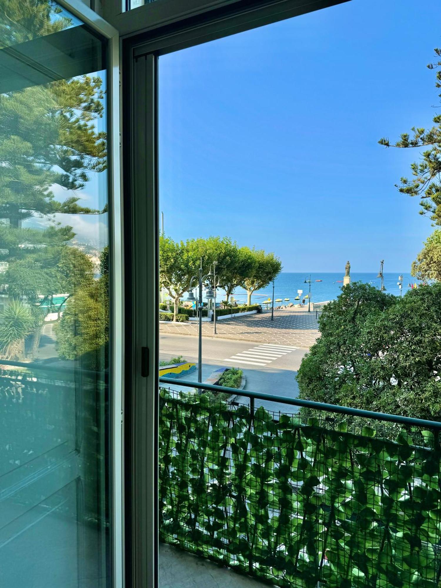 Uno Sguardo Sul Mare Villa Maiori Exterior photo